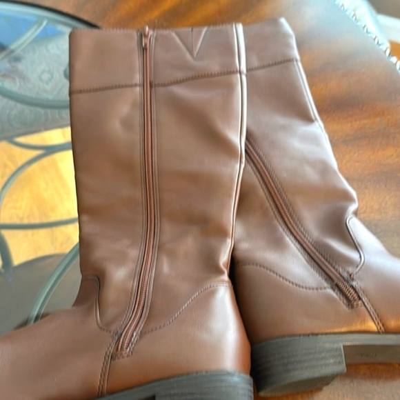 NWT women’s Deliree sz 6.5M boot, buckle accent, new. - Picture 2 of 8